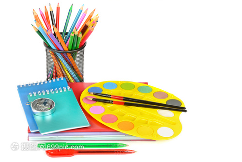 簡(jiǎn)約高效 打造以白色背景與文具為核心的教育工作空間